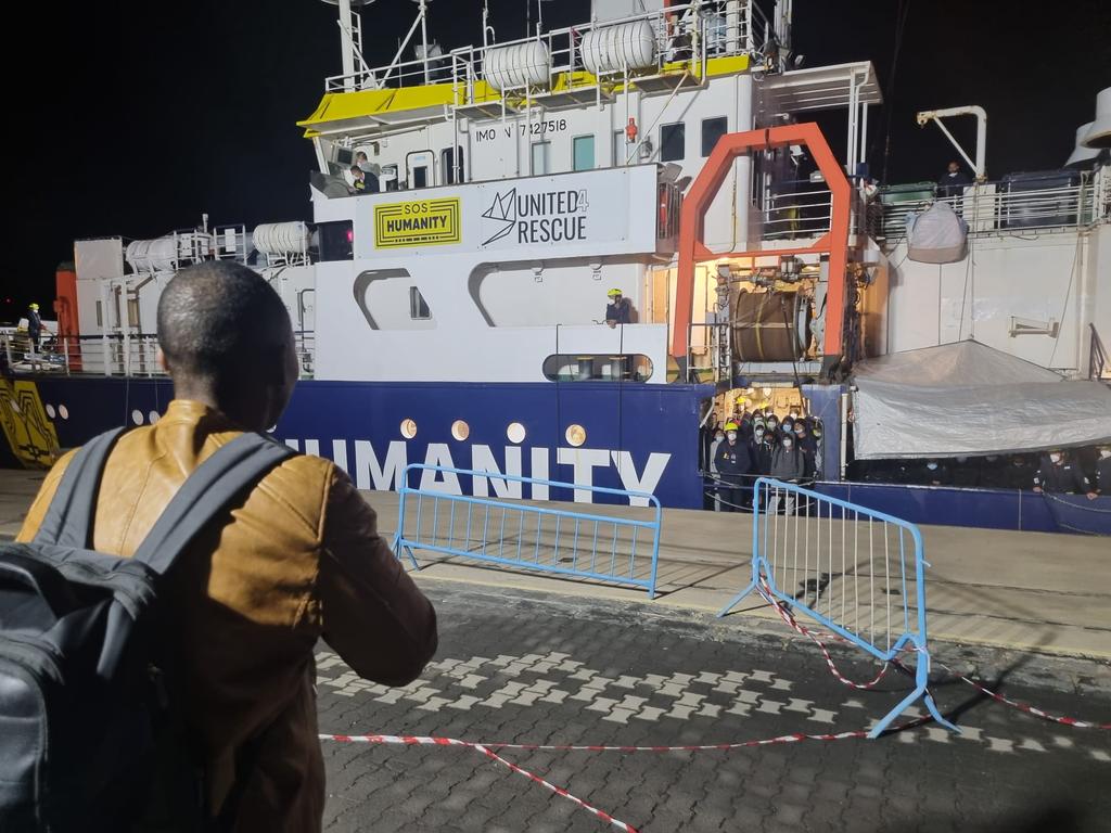 In questo momento al porto di Catania è in corso uno sbarco selettivo. Corpi consumati di naufraghi già sfiniti da freddo, stanchezza, traumi e torture sono considerati, per volontà del governo di <a href="/GiorgiaMeloni/">Giorgia Meloni</a>, degli oggetti. UNA VERGOGNA!