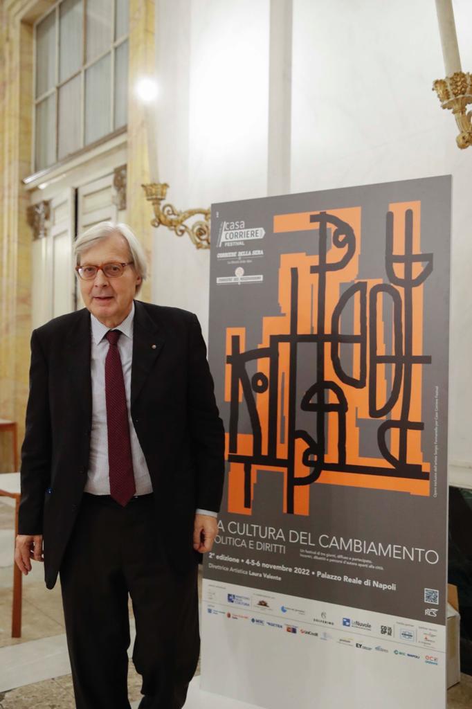 PalazzoRealeNap's tweet photo. Un #SabatodaRe con un ospite speciale!🤓🔦
A @PalazzoRealeNap il Sottosegretario del @MiC_Italia @VittorioSgarbi, giunto a Napoli per l’appuntamento di #CasaCorriere Festival con @a_cazzullo.
Accompagnato dal Direttore @EpifaniMario, ha visitato le sale dell’Appartamento Storico. https://t.co/x0UPt7VulO