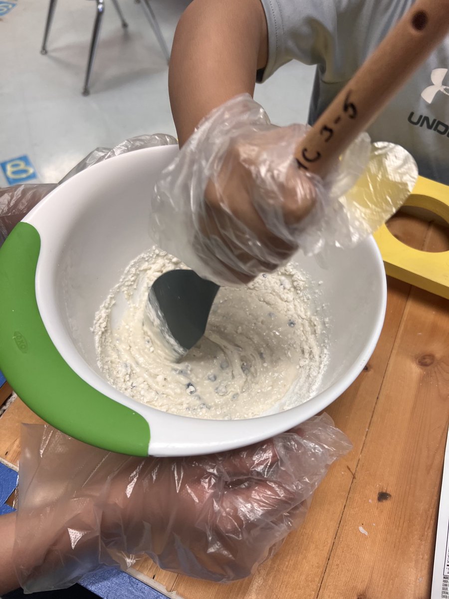 ShaquontaSpenc1's tweet photo. Me: Let me hold the bowl for you.
Student 1: I can do it by myself.
Student 2: We got this!
Me: Are you guys sure?
Student 1 &amp; 2 : Yes!!!
Me: Carry on then 😂😂.

Proud teacher moment💕

#webecookin #fac #muffins https://t.co/9roHNXPhm1