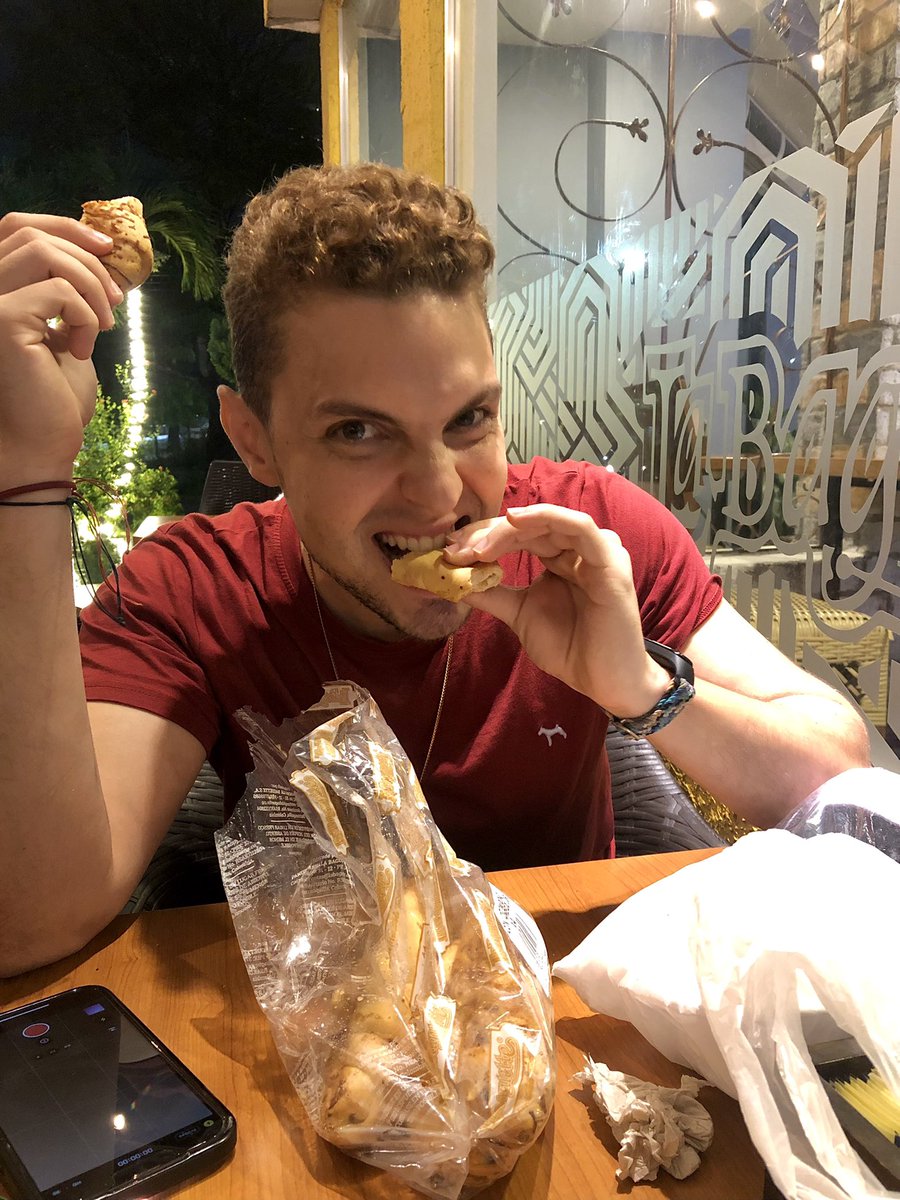 Vi que le había dado like a este tweet y claramente tenía que llevarlo a comerse los suyos!!
 *la cara de un hombre que fue feliz*