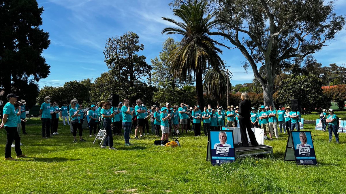 Over 100 volunteers at Victoria Park for the Home Stretch of our campaign.

We're now heading out to doorknock, letterbox and hand out flyers across the entire electorate.

See you soon.

#auspol #SpringSt #Sophie4Kew