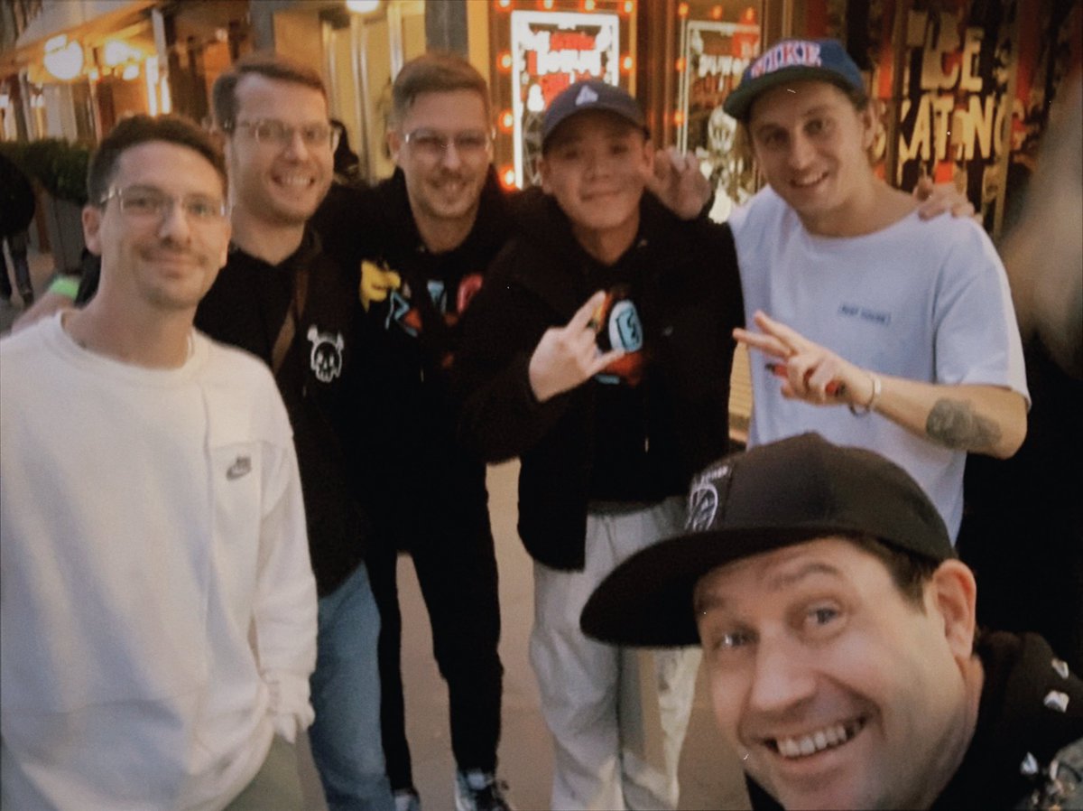 sc333333333333's tweet photo. The @alienfrens London event was an absolute blast 💥🛸 
Everyone had a great time and it was such an amazing experience meeting all the frens 👽👽👽👽👽👽👽👽👽👽👽👽👽👽👽
#frens4life https://t.co/iVOqDadtp6