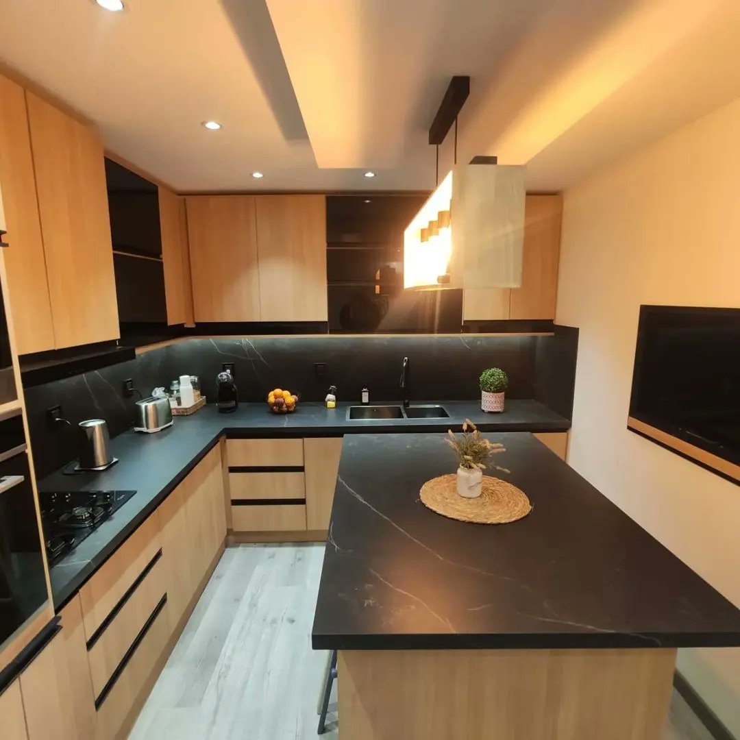 ExtremeCucine's tweet photo. Arte y diseño. Los colores madera y negro en una perfecta combinación, da ese toque de líneas limpias y arte. #interiordesign https://t.co/1wzPfDV7BE