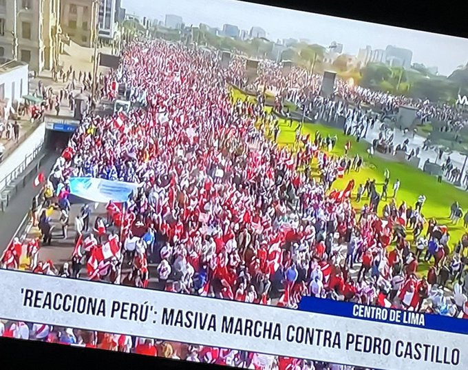EIPeruano's tweet photo. Mi comentario democrático, imparcial y sin desmerecer a los asistentes, aunque el 70% fue porque les pagaron y aunque el color rojo refleja mucho mas gente. Concluimos q asistieron 3 a 4 mil personas. Lo q vale es la intención, muchachos, para próxima será mejor 😉 #5denoviembre https://t.co/nutkGRq8uZ