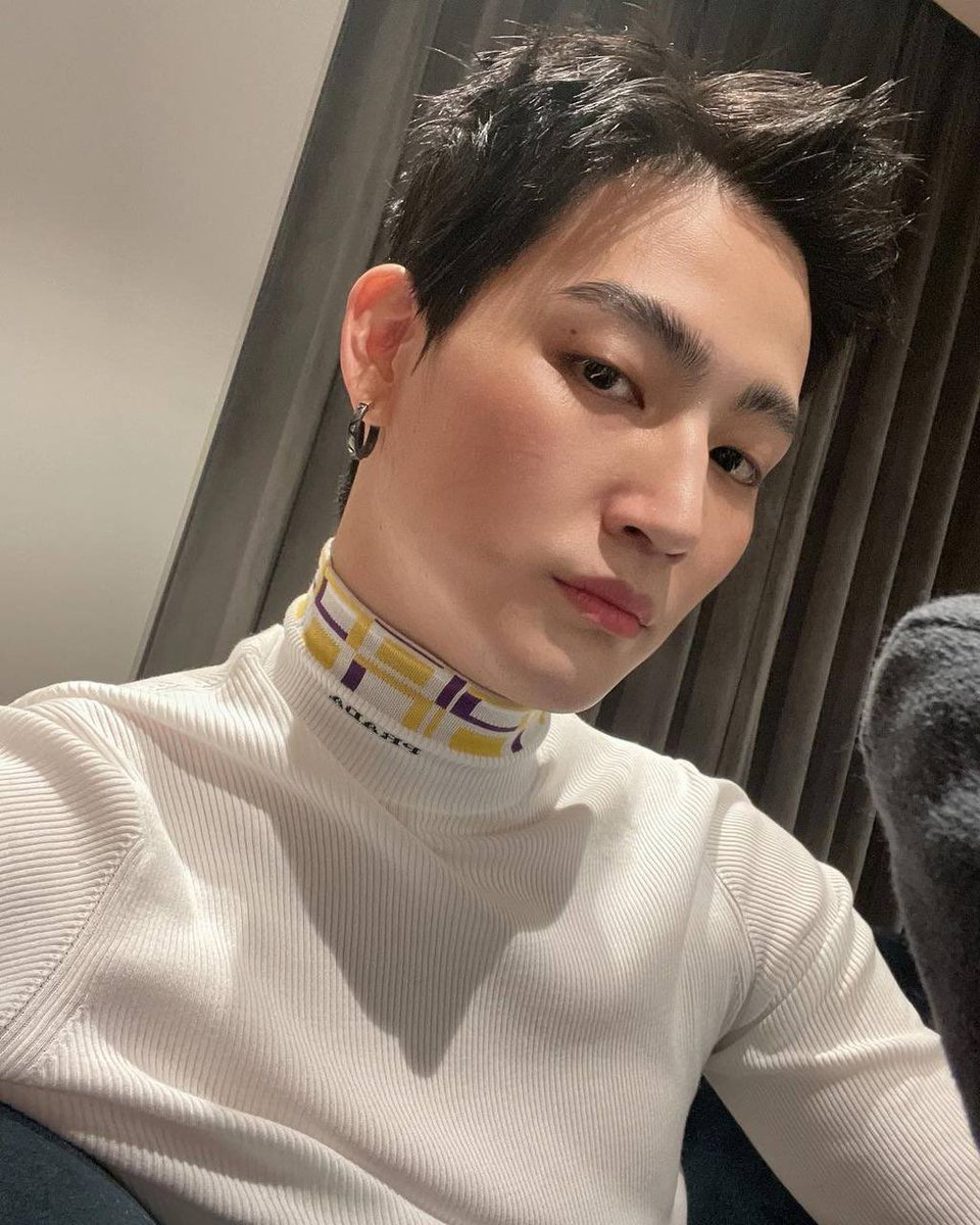 ast_jaechan's tweet photo. [#ESTIG] Eu tenho dois estados de espírito: a expectativa e a realidade. A expectativa é a primeira foto, já a realidade é a segunda onde eu sempre apareço cabeçudo mesmo quando quero estar apresentável.

A fantasia de hoje é O Velho Ranzinza do Green Tea. https://t.co/uA7IakZFZT