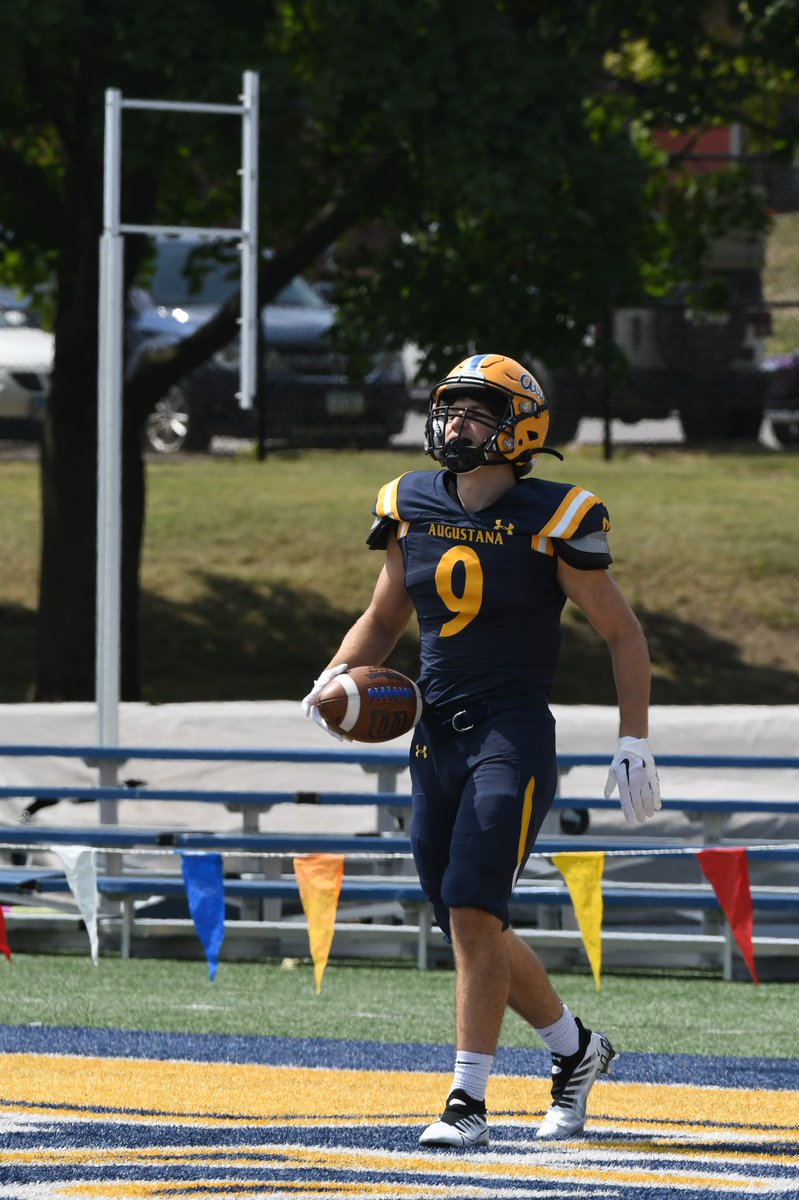 augieathletics's tweet photo. Senior wideout Bobby Inserra broke a 12-year record in Saturday’s game vs. Carthage, hauling in 16 catches. 

He breaks the previous mark of 12, set by Corbett Ball vs. Elmhurst in 2010 and Paul Ander vs. Luther in 1968. https://t.co/nxgUI5R2hR