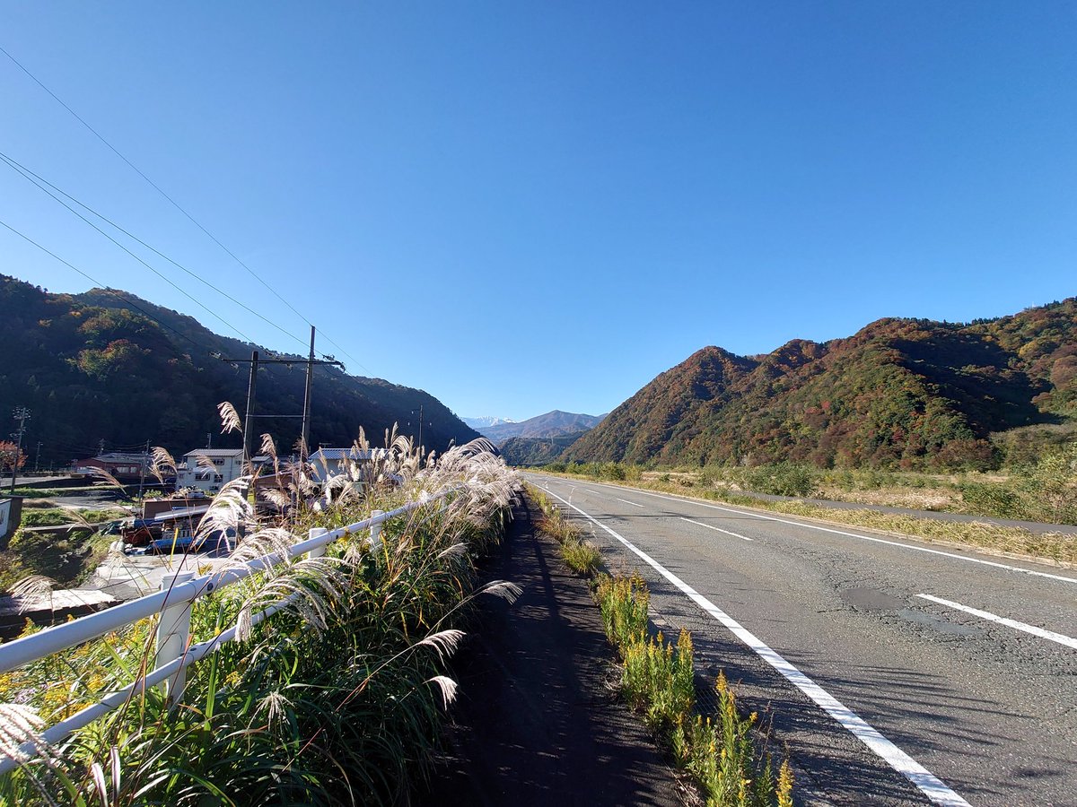 JA1BUK_Gen's tweet photo. 姫川沿いの
紅葉の先に

冬山がひょっこり🏔

白馬岳でしょうか😊

季節は移ろいます✨ https://t.co/0VB4K8yg2p