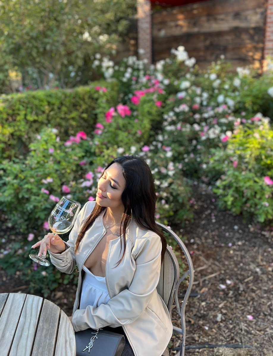 vee_fi's tweet image. hi guys I’m wine drunk in wine country  😋