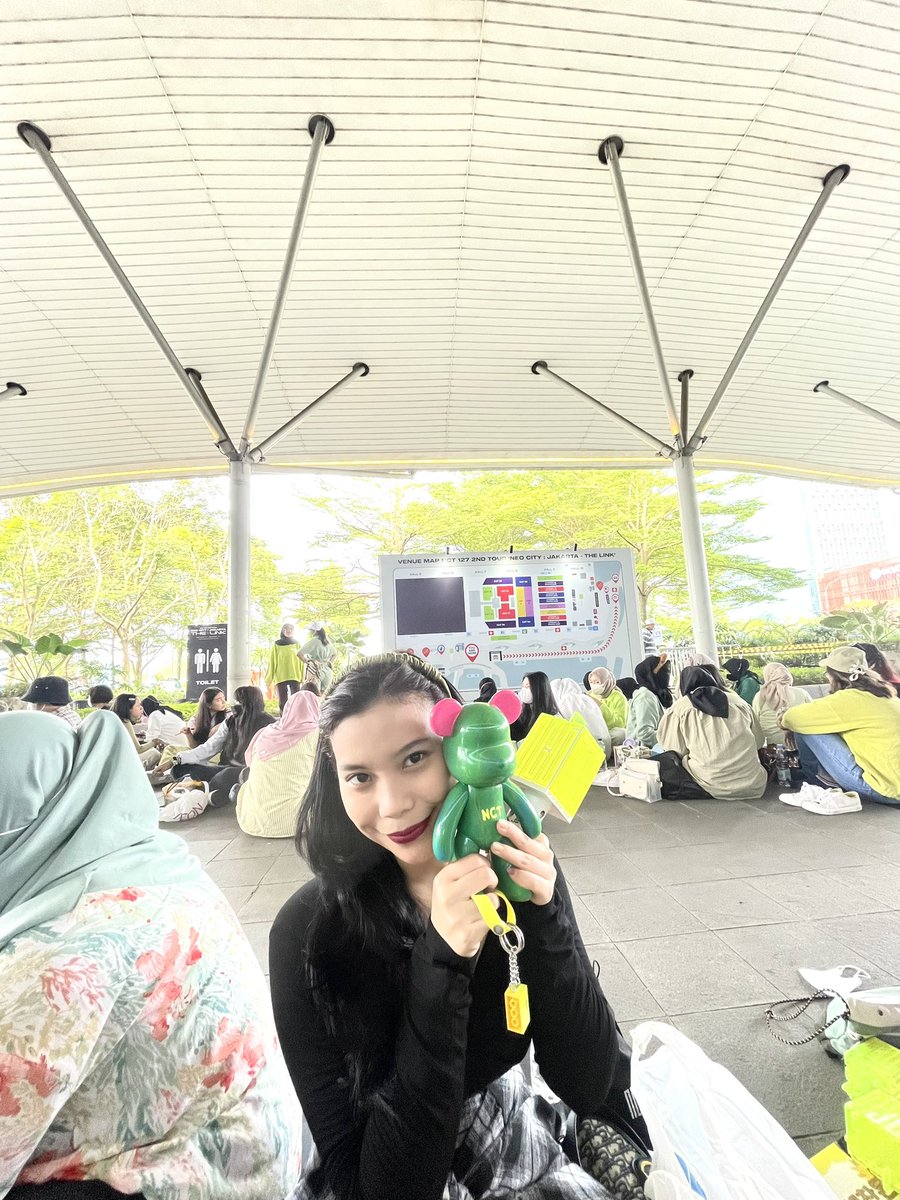 adtaarg's tweet photo. Yeaaay moon taeil ambil (bahkan kayanya dia yg minta haha 😂) bearbrick akuuu ❤️🧸
#THELINKTourJakarta #TheLinkinJKT #nct #NCT127 #NCT127_NEOCITY_THE_LINK #TAEIL #YUTA https://t.co/6Y3NautNGM