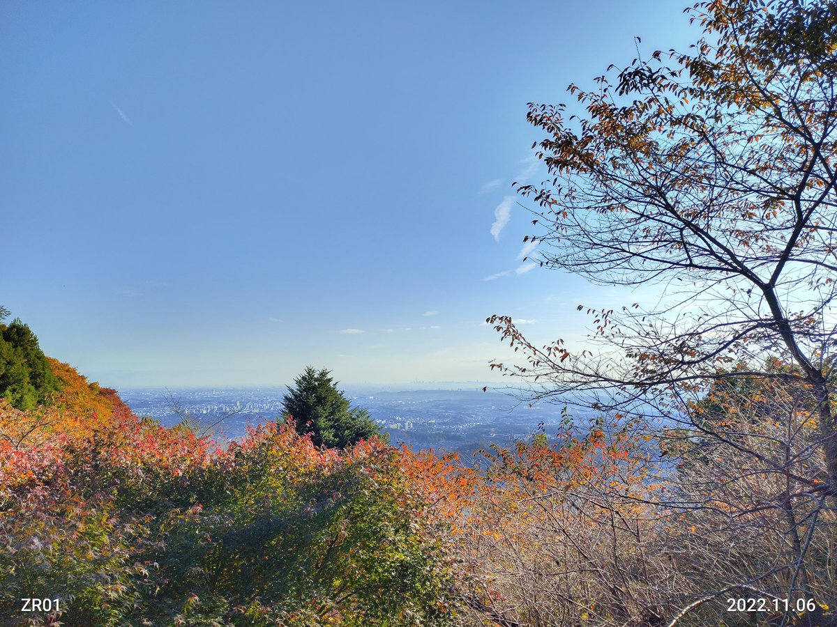 makotokam0302's tweet photo. 今日も高尾山健康登山に参加しました。舞台では七五三の準備もしています。又、紅葉の景色も綺麗でした。 https://t.co/EO7EUA7HQA