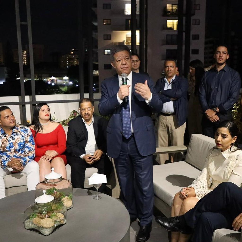 LeonelFernandez's tweet photo. Durante nuestra agenda en Santiago, hemos sostenido encuentros con sectores sociales y productivos de esta importante provincia: médicos, enfermeras, profesores, sector transporte, comerciantes, emprendedores y empresarios.

#FuerzaDelPueblo
#SeguimosCreciendo 
#FPSeFortalece https://t.co/lvryD8WDWk