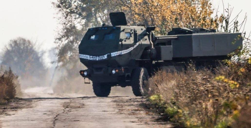 #รัสเซีย #ยูเครน จนถึงตอนนี้รัสเซียยังไม่สามารถทำลาย M142 HIMARS ได้ สื่ออเมริกันรายงานเรื่องนี้โดยอ้างอิงถึงแหล่งข่าวในเพนตากอน ยูเครนใช้อาวุธสหรัฐได้อย่างเชี่ยวชาญในสถาณการณ์ที่ยากลำบากและปกป้องรักษา HIMARS ราวกับไข่ในหิน