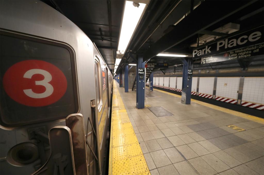 nypmetro's tweet photo. Two NYPD officers allegedly assaulted in Manhattan subway station https://t.co/uBGs3uo6fc https://t.co/ATzH24dpE3