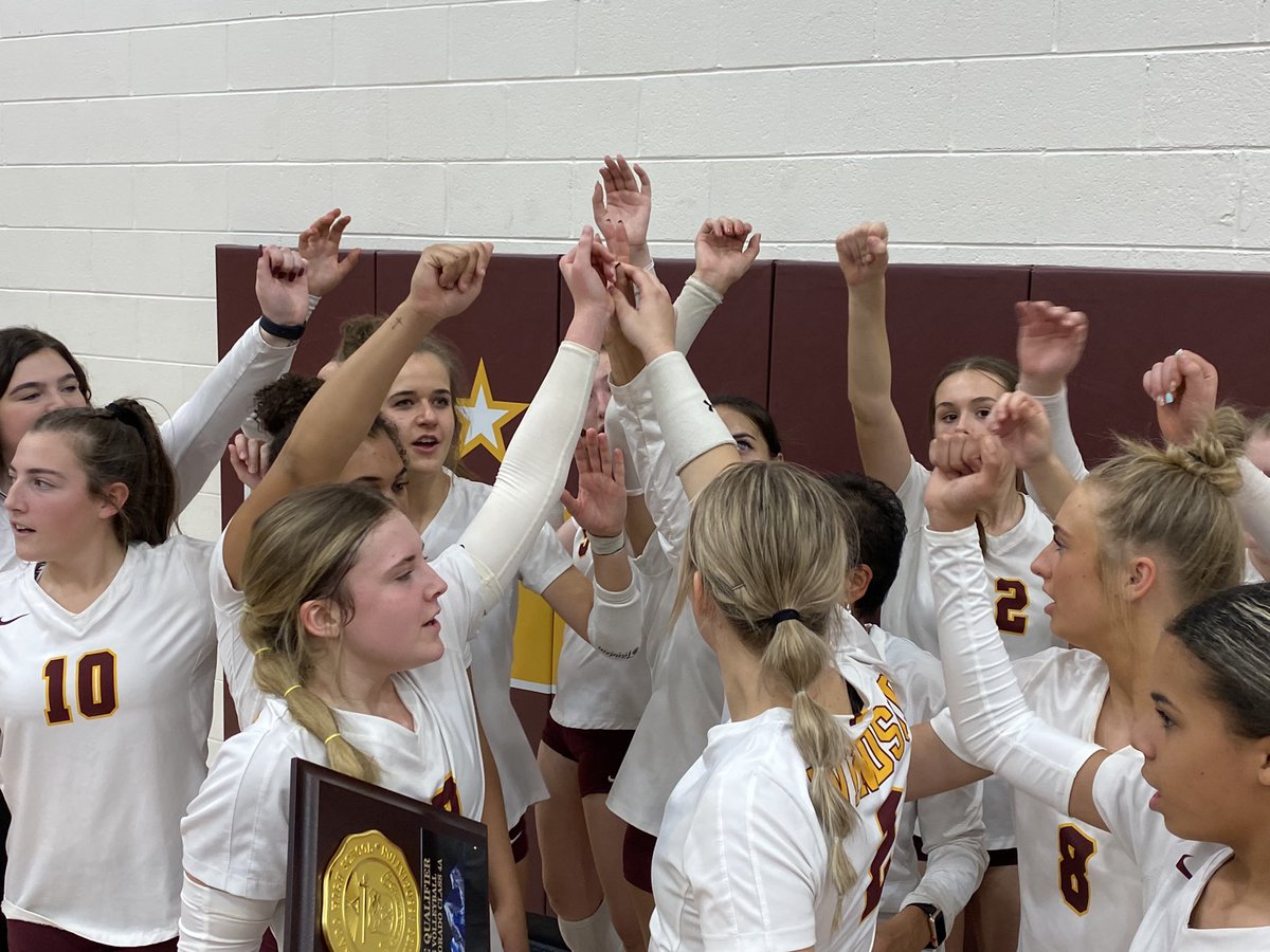 Wizardvball's tweet photo. Your 4A Region 3 CHAMPS! STATE BOUND!! #hardworkpaysoff #determination #neversatified #windsorpride @wizardprincipal @CHSAANow @CHSAA  @gtribsports @coloradopreps https://t.co/4yMt0FtUly