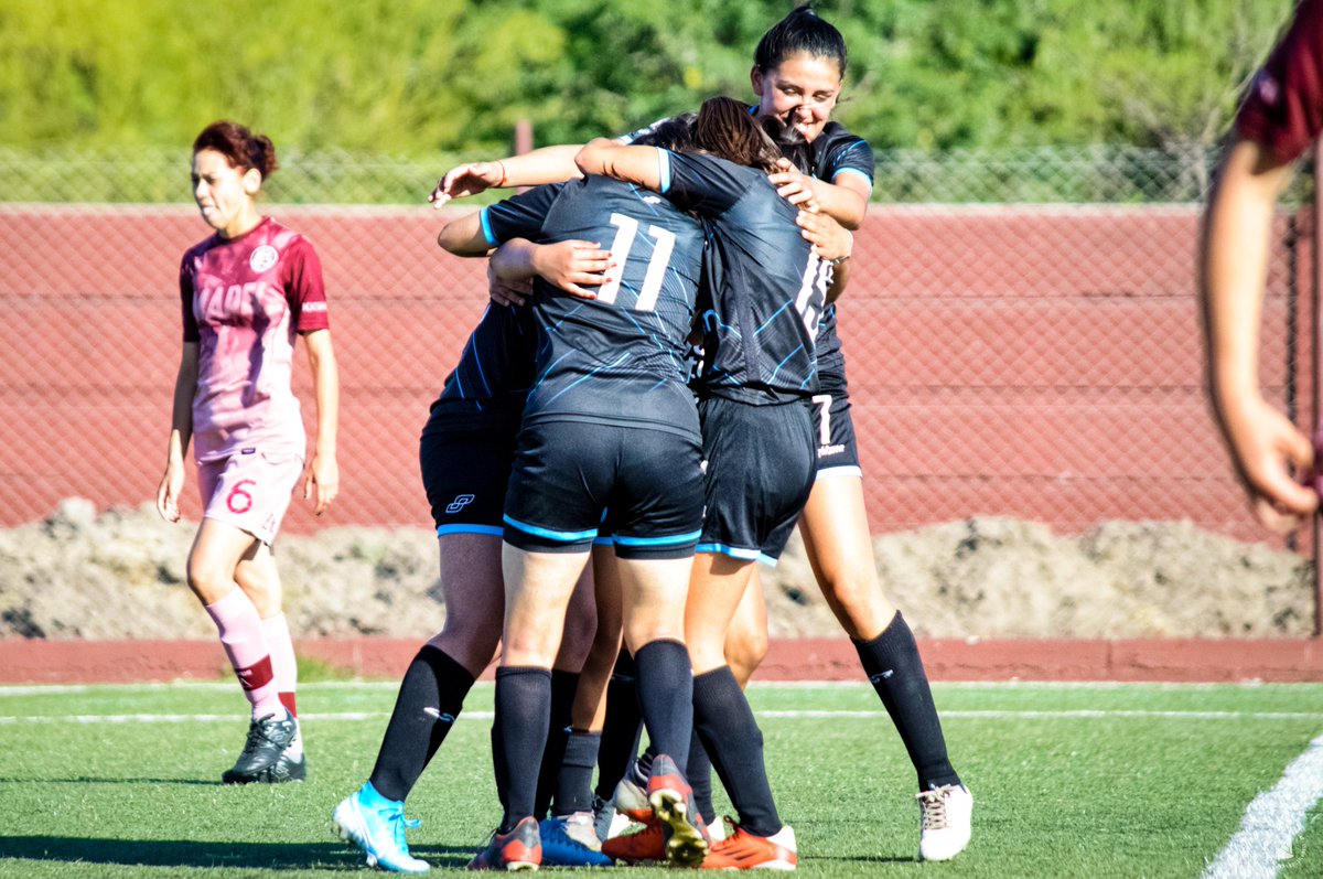 VSCFem's tweet image. 🇧🇼🤗 Por medio de un penal, llegó el primer gol con la camiseta de las Villeras para Sara Camargo.

➡⚽ La secuencia del festejo del empate de atrás para adelante 💙

#SomosVillaSanCarlos 
#VSCFem