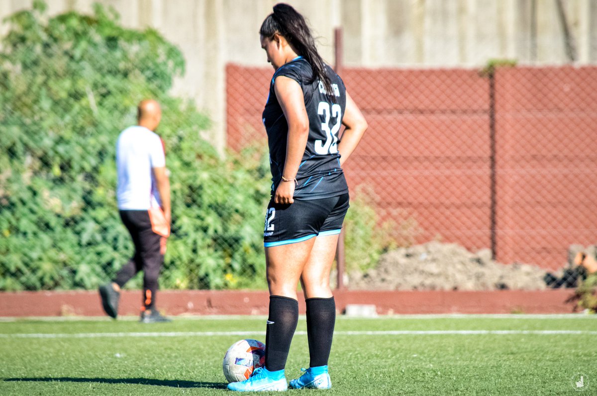 VSCFem's tweet image. 🇧🇼🤗 Por medio de un penal, llegó el primer gol con la camiseta de las Villeras para Sara Camargo.

➡⚽ La secuencia del festejo del empate de atrás para adelante 💙

#SomosVillaSanCarlos 
#VSCFem