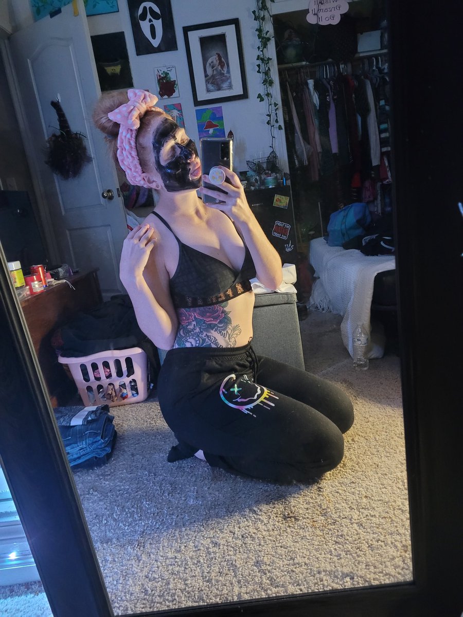 avarice_drag_'s tweet image. Not the kind of facial I want, but it will do for now 😥