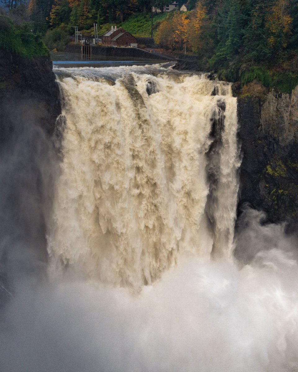 Just look at that plunge pool today too, wow! #SnoqualmieFalls 

#wawx #wxtwitter @komonews @snoqualmiefalls @KIRO7Seattle @KING5Seattle @KING5Evening @yourtake @NWSSeattle @ShannonODKOMO @ErinMayovsky @Rebecca_Weather @ScottSeattleWx @fox13seattle