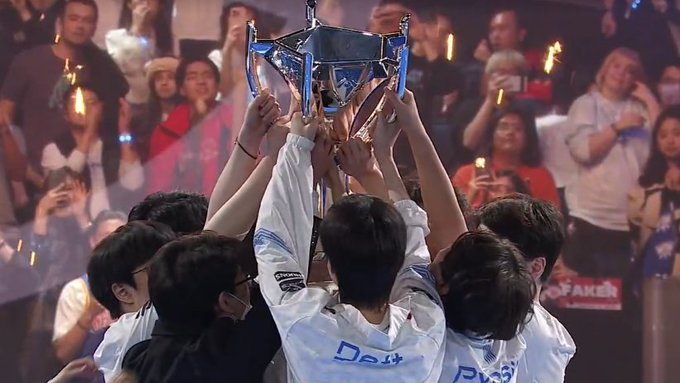 lefabri_'s tweet photo. felicidades por drx por ganar los worlds, pero q putada ver a Keria llorando, y obviamente a Faker en seguir en una mala racha tras haber dominado literalmente este juego. Joder, esto si es League of Legends https://t.co/lD3lfmTgNa