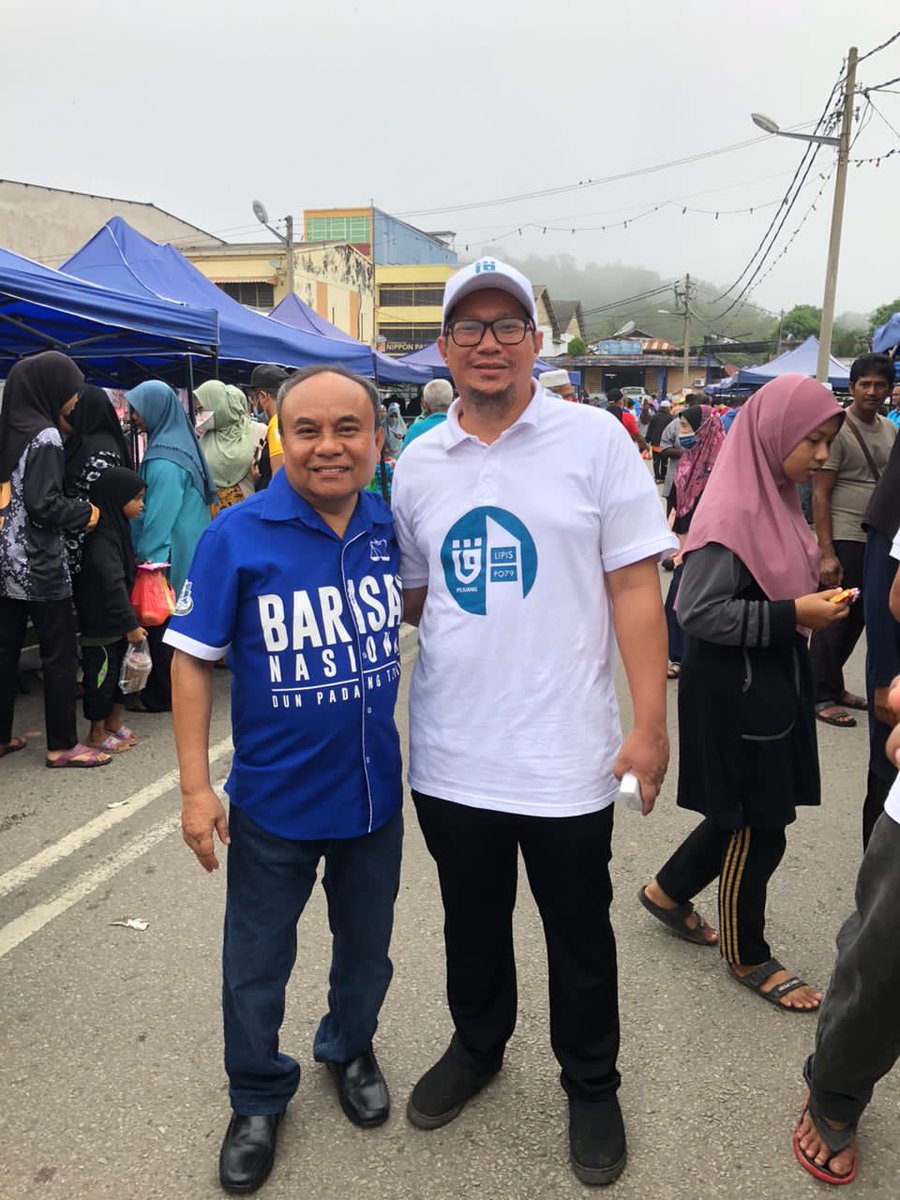 StamMustapha's tweet photo. Ketika berkempen supaya dapat menulis status "saya dan pekan sari bukanlah asing.." tadi, saya terserempak dengan penyandang ahli DUN Padang Tengku Datuk Mustapa Long. Kami sempat bergambar harmoni bersama. p/s Datuk Pa bukan ayah saya https://t.co/CovC9waXjB