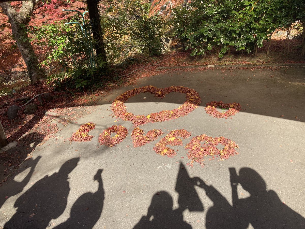 gatts1916's tweet photo. 警備員さんも、おちばでおもてなし🍁 https://t.co/GXBTtKUBb2