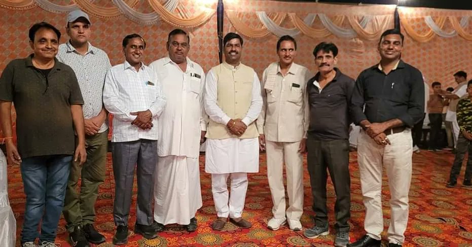 Ramkumarswamin1's tweet photo. नोहर क्षेत्र के गांव 28 एनटीआर से आदरणीय श्री राम कुमार सुथार की पुत्री व हमारे अजीज मित्र पत्रकार श्री #सरवन_सुथार जी की भतीजी कविता के विवाह समारोह में पत्रकार #Rohtas_Saini #Sumer_Singh #Narendra_soni #Narayan_Swami के साथ पहुंचकर शुभकामनाएं दी। https://t.co/RdbRpIL20x