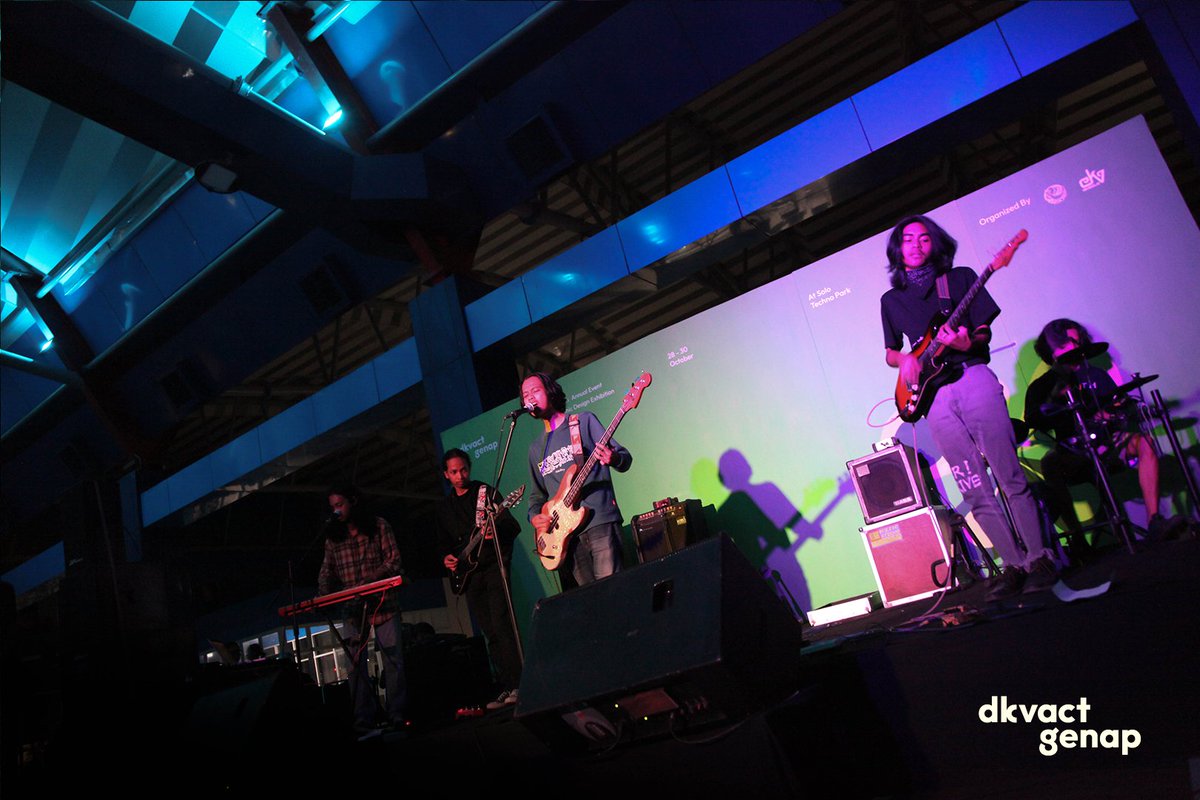 dkviska's tweet photo. Nahh selain performance yang bikin mendayu-dayu, kita juga dibikin menggokil nih sama performance yang menggebu-gebu dari The Mengi dengan style psychedelic-nya dan Shipgate dengan musik rock mereka 😎🤘Seru bgt kann?? 

#dkvact #dkvact8 #exhibition #art #isisolo #isiska #dkviska https://t.co/RKDKW6Hogg
