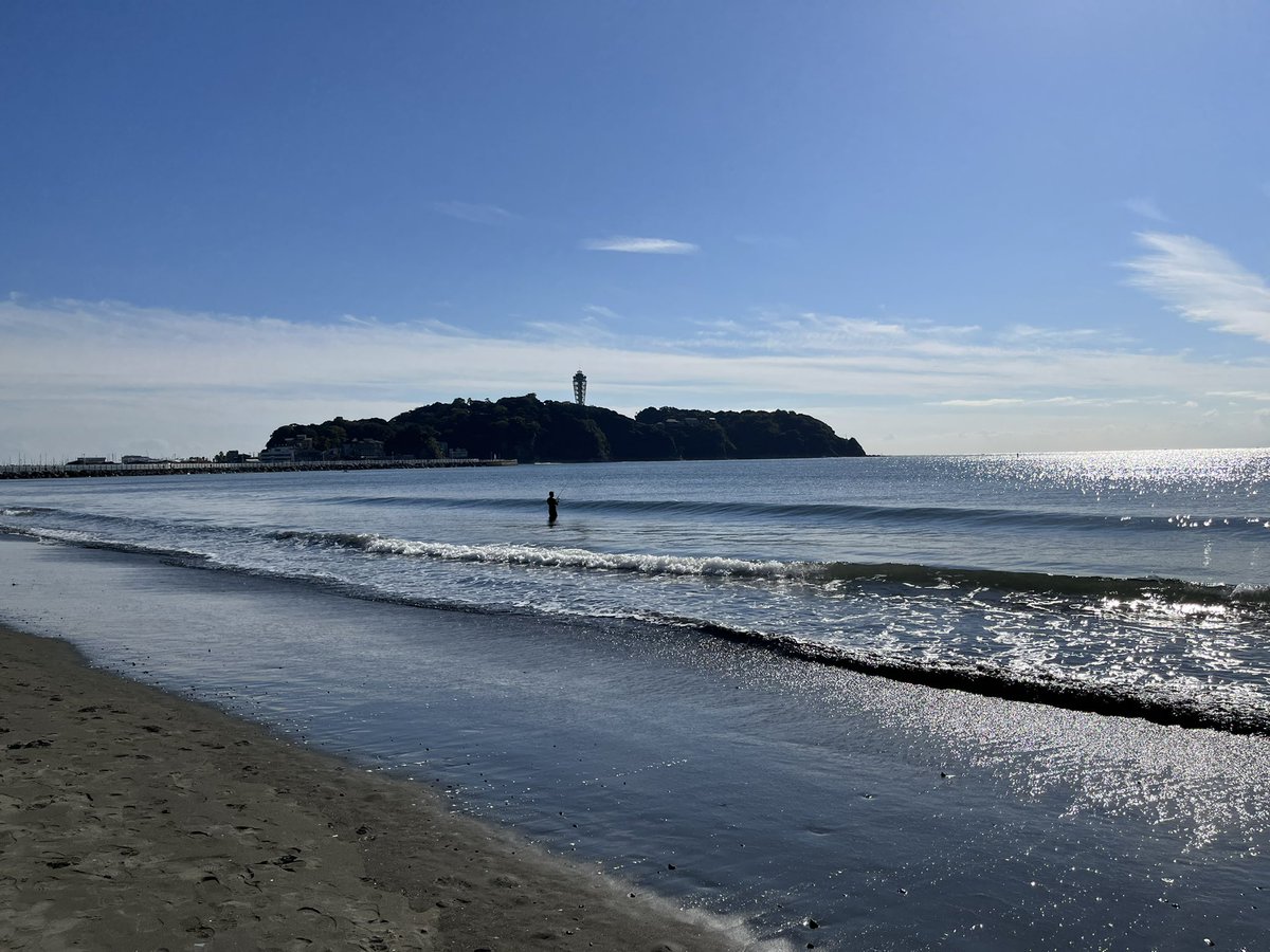 ReginaRed's tweet photo. Beach time 😍 fantastic weather for a nice walk along Kagenuma beach with Enoshima island to the left. https://t.co/ngz0AgkDWz