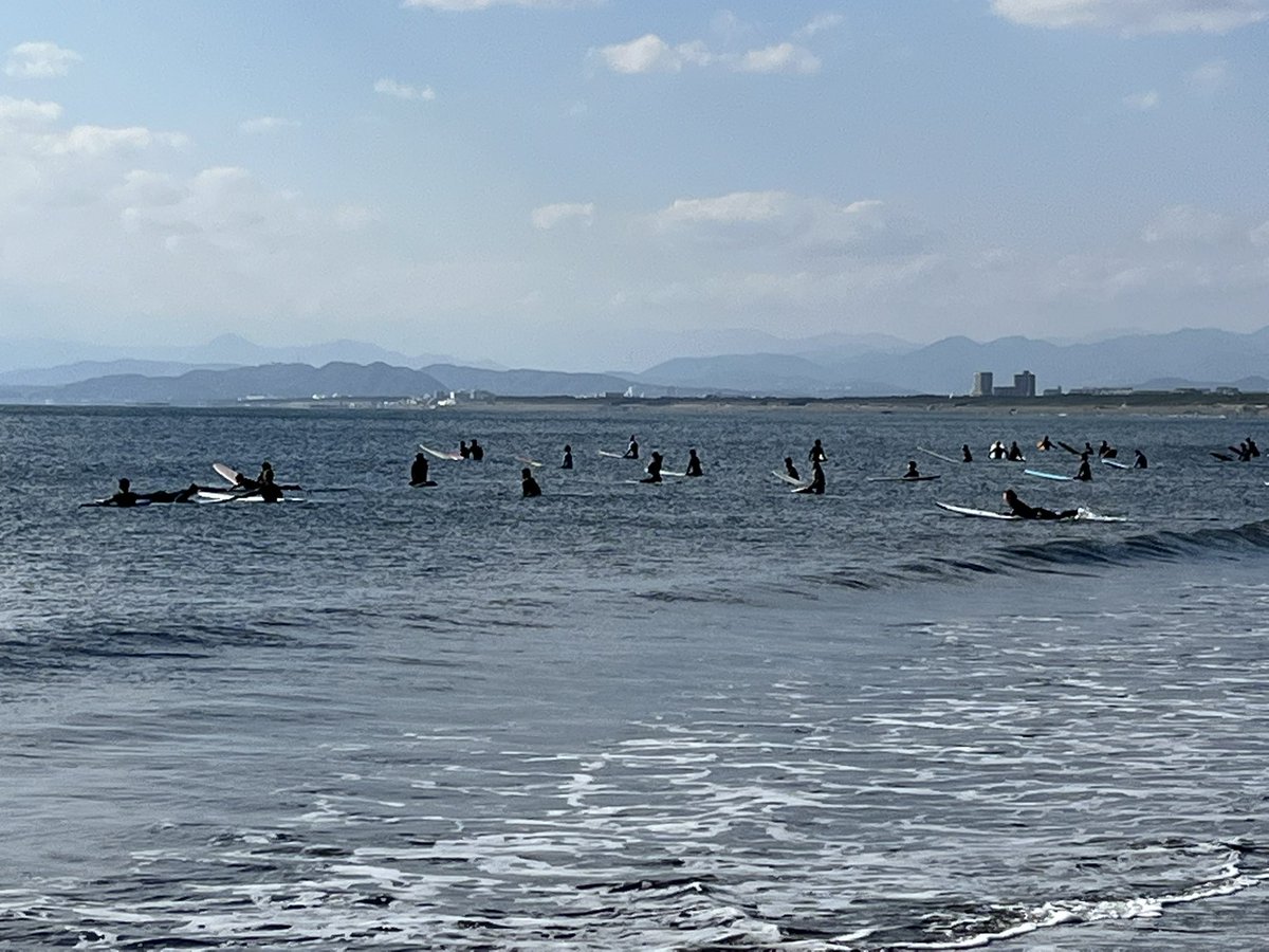 ReginaRed's tweet photo. Many surfers 🏄‍♀️ out today at Kagenuma beach 😊 https://t.co/46s8szGyT4