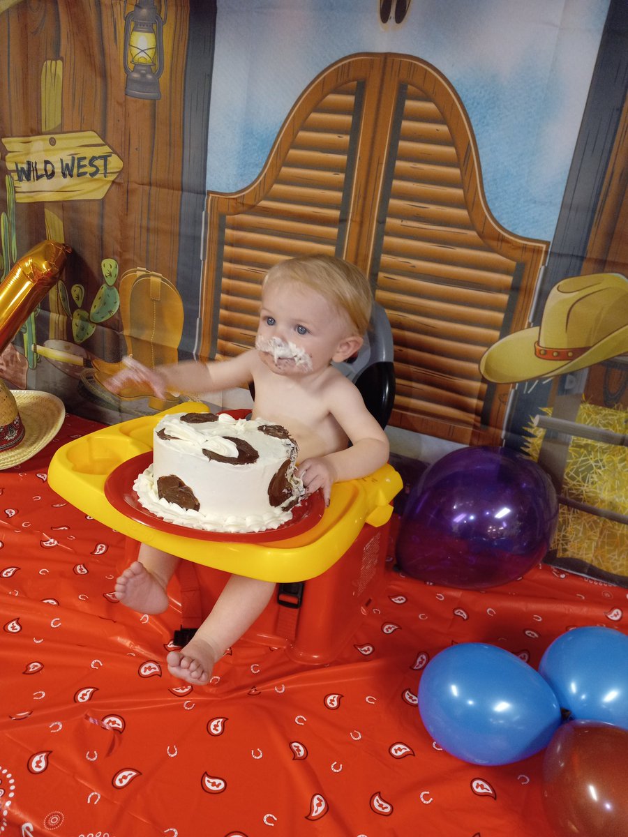 vlovest98's tweet photo. #12Gage 1st birthday. How do I eat this I forgot what to do with my hands. Must attack with mouth🤣 yum yum #smashcake https://t.co/K5INEP6WhH