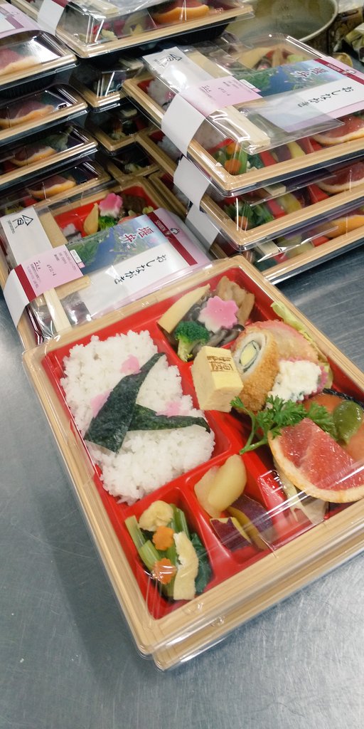 marui_chemi's tweet photo. メディアでも紹介された大河津分水をイメージして造られたお弁当その名も【堰弁】バランス良く彩り良く食べる楽しみが伝わります。燕市分水地区の割烹やま友様謹製のお弁当です。
＃弁当 ＃行楽弁当 ＃MR弁当 ＃折詰 ＃テークアウト ＃グルメ ＃割烹 ＃惣菜 ＃オードブル
丸井化学工業 0250-38-2208 https://t.co/IpE6IY0IYS