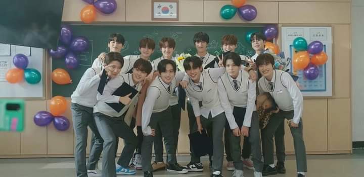 7chillichoii_'s tweet photo. this ot12 selca is 1 yr ago today, i miss them sm. https://t.co/v67Bq7JZTp