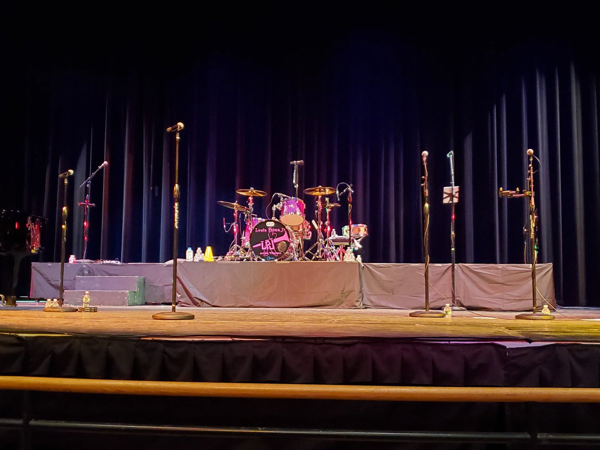 NHBullmoose's tweet photo. Some pictures from tonight's great concert.  My face hurts from smiling and my hands hurt from clapping. Thanks again, @louisprimajr.  #LouisPrima #ItalianAmerican #NewHampshire #PinkertonAcademy #Jazz #BigBand https://t.co/inxkj1DR6O
