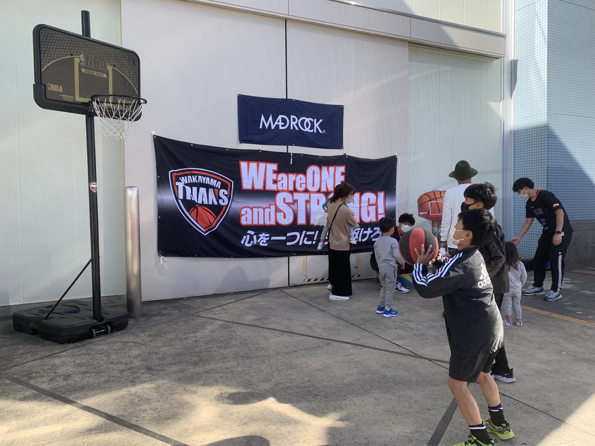 trians_wakayama's tweet photo. 🚙Nets TOYOTA FES🚗
2日目START🏀💨
#和歌山トライアンズ
#NETS #TOYOTA #FES
#slackrail #madrock #triansacademy https://t.co/9QWJI6JCRQ