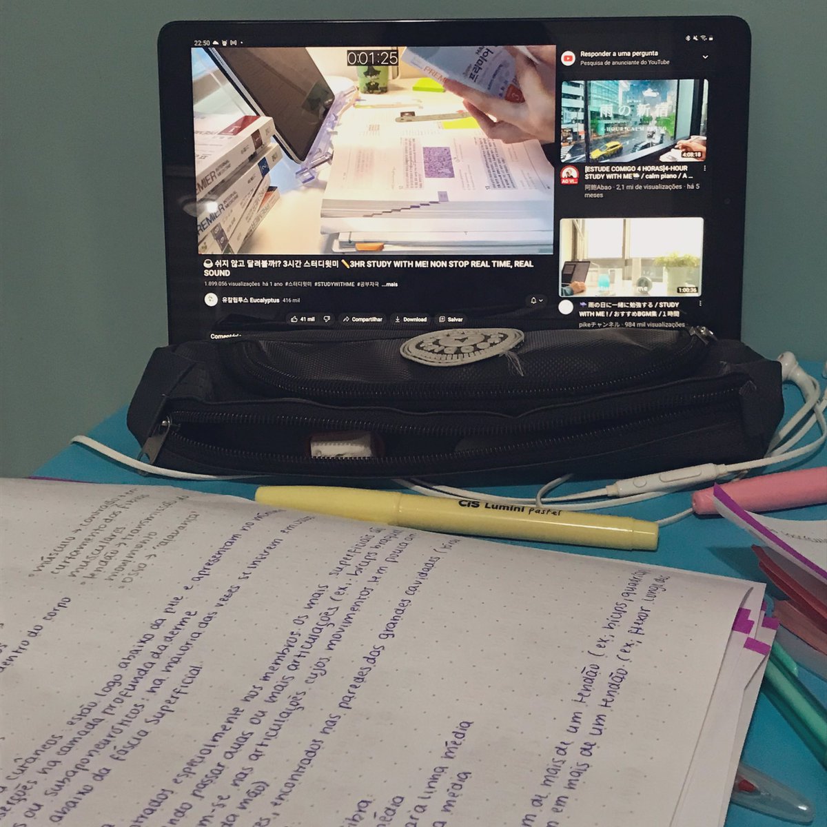 studyinthestorm's tweet image. e vamos de estudos da noite !

(nao reparem na bagunça da minha mesa 🧍
