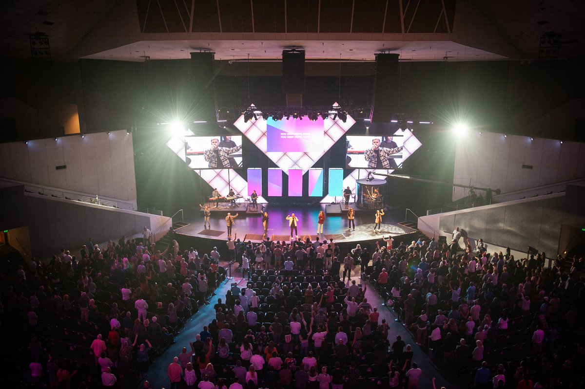 Recent work in Arizona with writer @thomasrueb from <a href="/volkskrant/">de Volkskrant</a> to meet with evangelical Christians who've made an alliance with Trumpism. Ahead of the midterms, the support is alive one Phoenix megachurch, which even hosted a Republican rally. bit.ly/3Ub1xTV