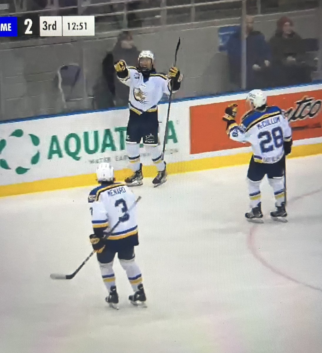 MOBHockey's tweet photo. 🚨GOAL🚨

Jason Huang in his first AJHL game snipes one home to put the MOB in front 🔥🔥🔥 3-2, 12:51 left! #ymm #ajhl #gomobgo https://t.co/QLhmRXOBoH