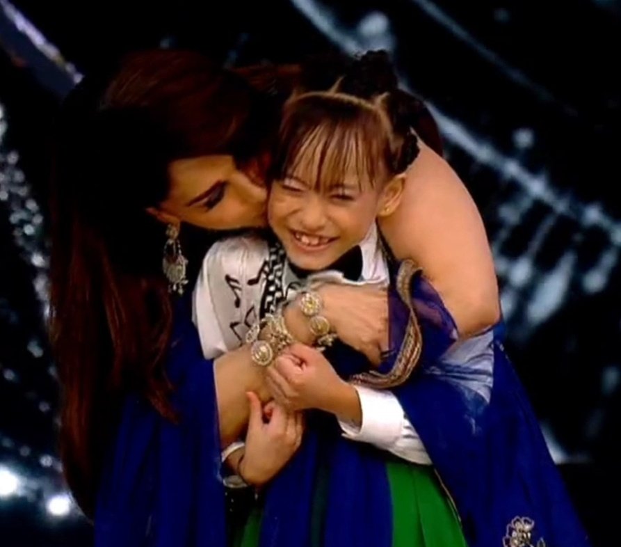 iam_rhiza's tweet photo. @MadhuriDixit Mam and her cutee #Gunjansinha So adorable yah!π«Άπβ€οΈππ #DancingQueen #DancingPrincess #JDJ10onColors #dancedeewane3 #MadhuriDixit https://t.co/22YcdAf6Tw