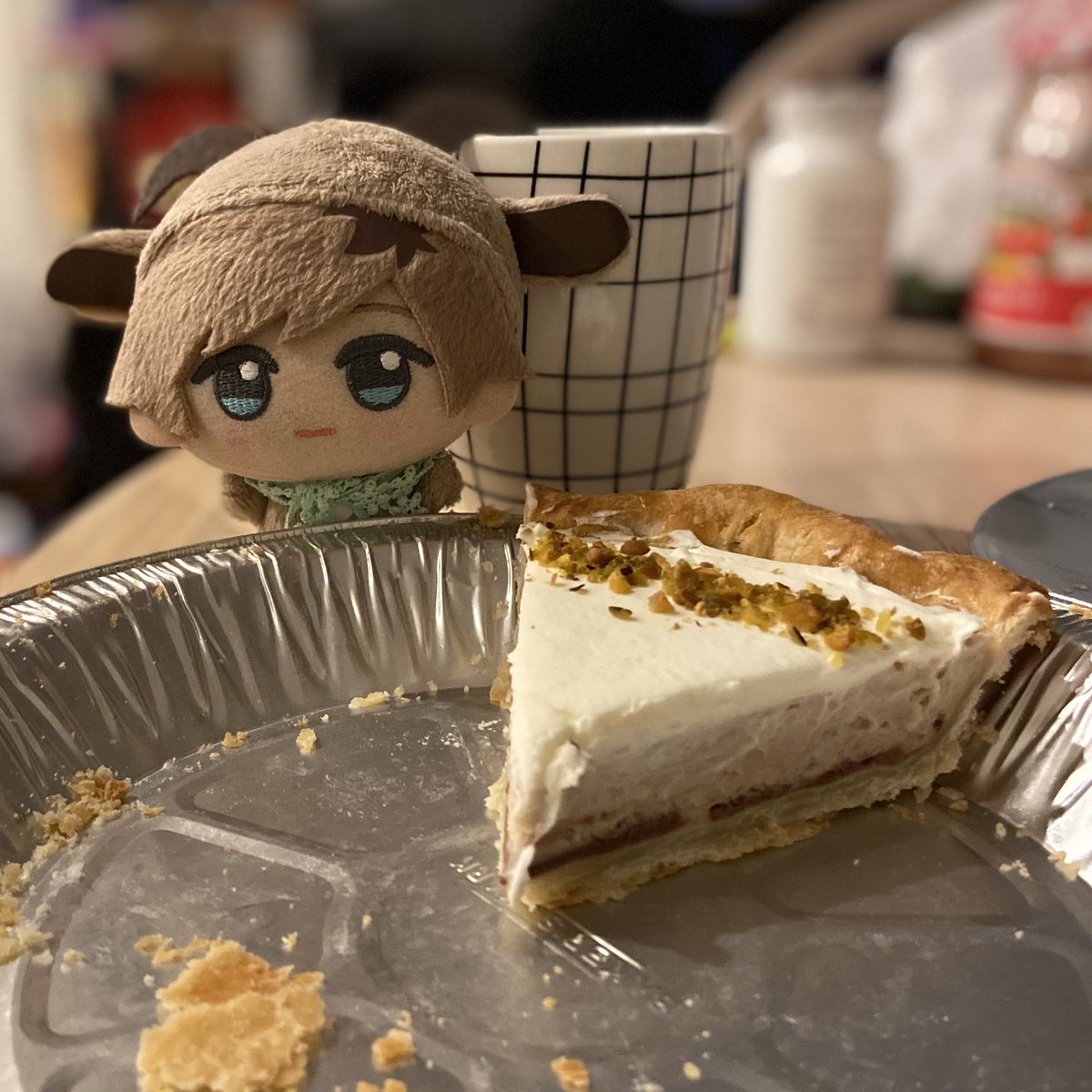 昨日は僕の誕生日でした！一緒が誕生日パイを食べます！🥳🎉💚