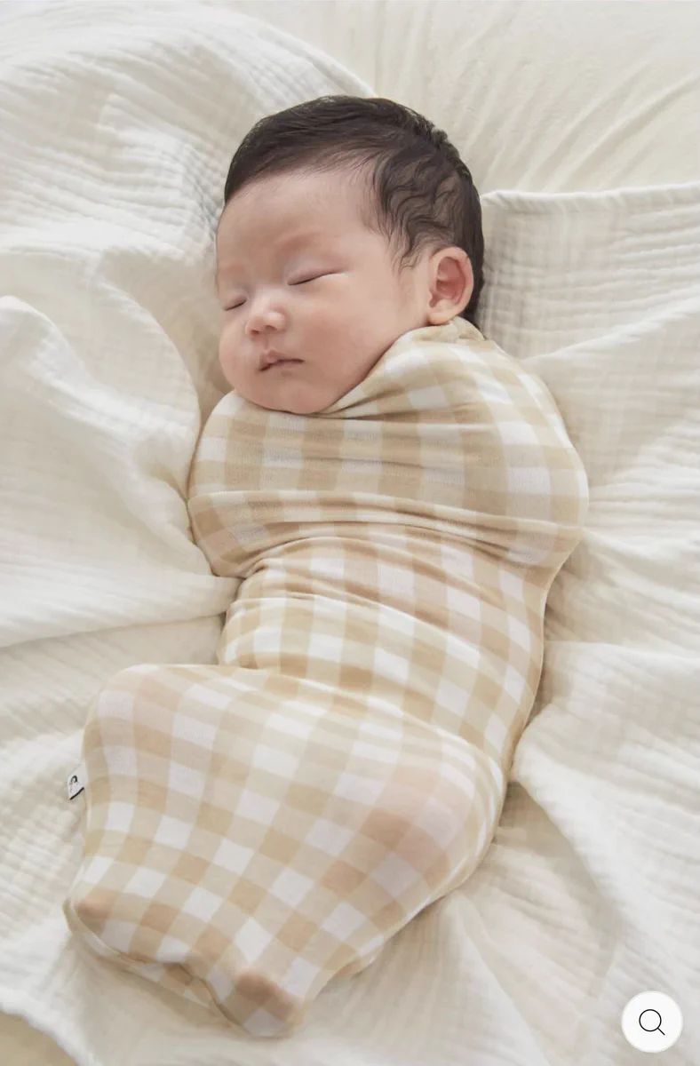 赤ちゃんにおくるみは危険！？医師が警鐘を鳴らす「発育性股関節形成不全」のリスク。