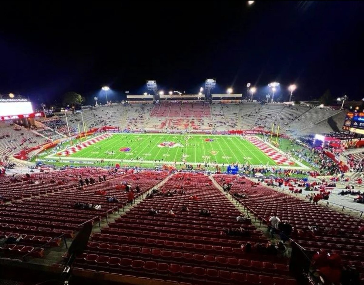 ESPNHonolulu's tweet photo. #GameDayViews from Fresno St.

Hawai'i x Fresno St. at 4:30pm HT on ESPN Honolulu 92.7FM l 1420AM!

📻 https://t.co/iE30uPaXc9

#hawaiifb #gobows #braddahhood https://t.co/hA0NbEt4P2