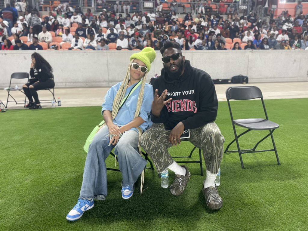 SupportHBCULive's tweet photo. You never know who’d you see at a #SWAC game @TobeNwigwe  Supporting @JSUTigers @SupportHBCULive https://t.co/6fj6QJD6oh