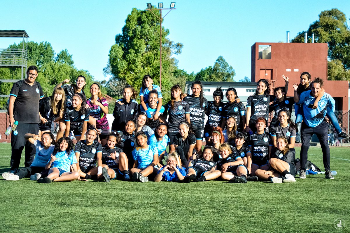 VSCFem's tweet image. 🇧🇼⚽ Jugar, aprender y crecer 💙

➡🤗 Gracias Subs por este año lleno de diversión y mucho amor 

#SomosVillaSanCarlos
#VSCFem