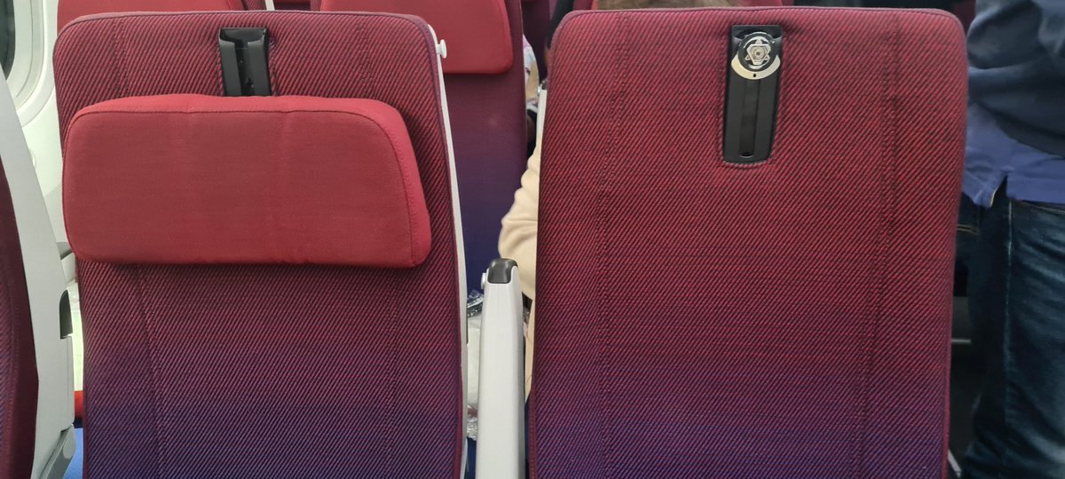 <a href="/LATAM_CHI/">LATAM Chile</a> IMPRESENTABLE 
Vuelo 504 a Miami 
Llego a mi asiento 21J y NO HAY ASIENTO!!! Tampoco respaldo de asiento! 
Exijo me respondan...tuve que dejar a mi hijo de 7 años y una adulta mayor que viaja por primera vez solos y sin mi apoyo!
Exijo se responsabilicen.