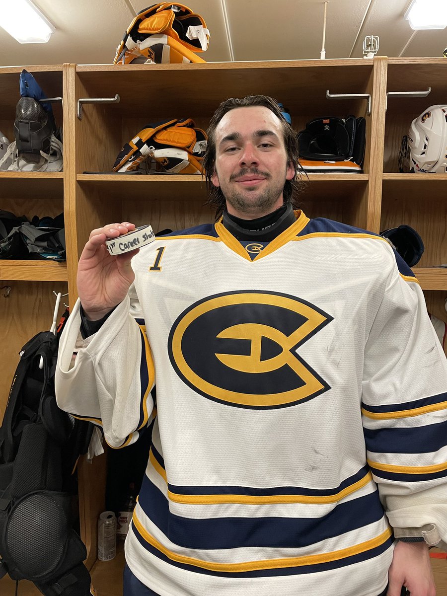 UWECHockey's tweet photo. 1st career shutout for Max Gutjahr✅

#EarnIt #Rollgolds https://t.co/y4fkEL1vfP