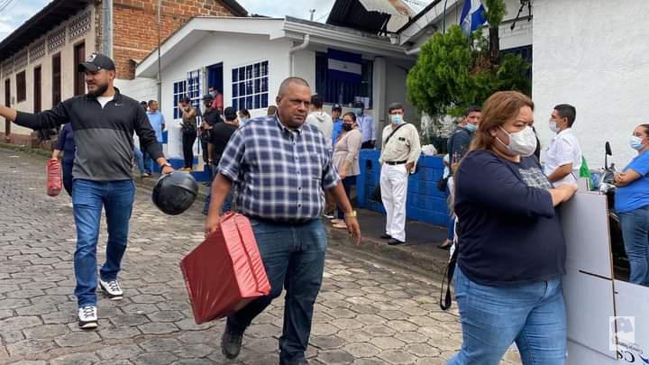 #Nicaragua | Traslado de material electoral para las Elecciones Soberanas, en el municipio de Juigalpa

 De esta manera el Consejo Supremo Electoral, garantiza el cumplimiento a cavalidad del calendario Electoral 2022.🇳🇮☑️🗳️