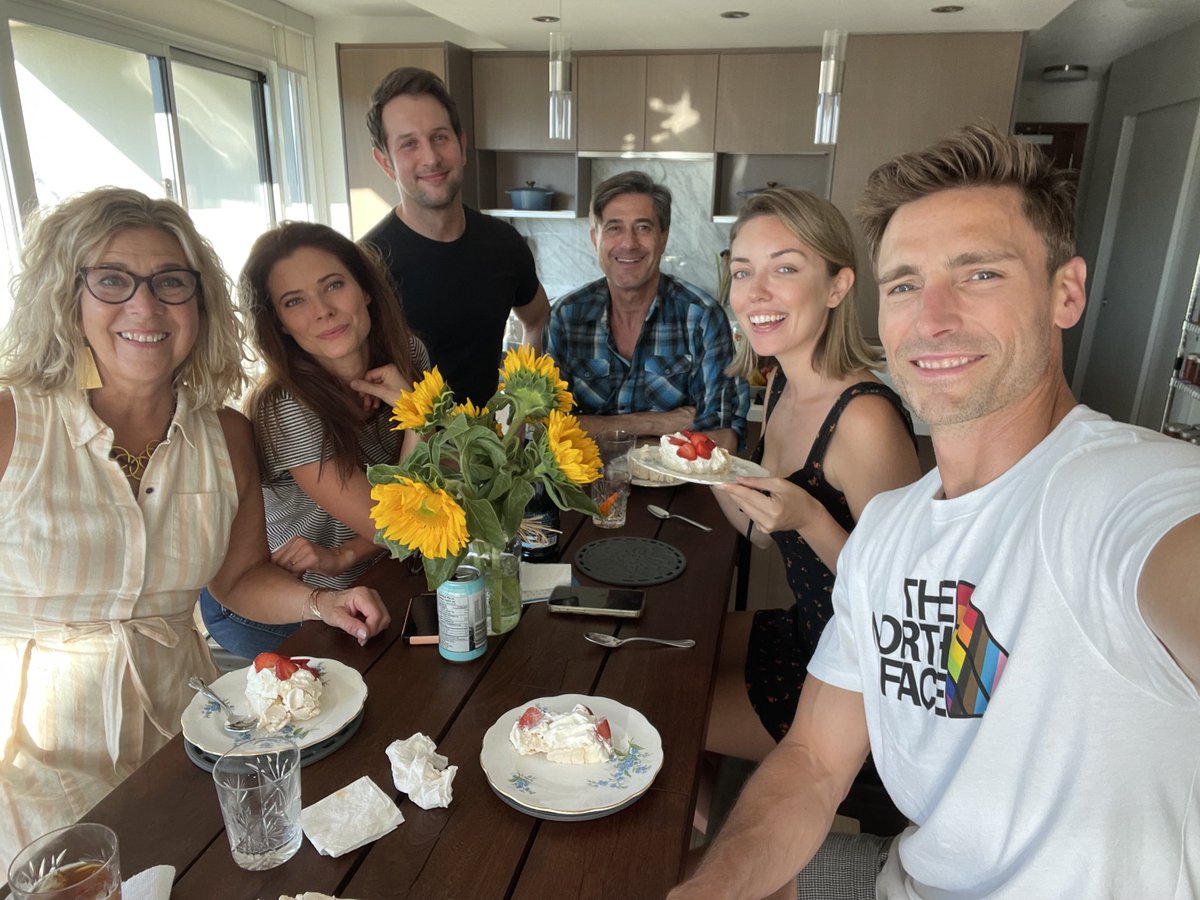 #amaplevalleychristmas cast saying thank you to all you lovely people for tweeting with me tonight. ❤️ 
Loving all the action. 
⁦<a href="/hallmarkmovie/">Hallmark Movies & Mysteries</a>⁩