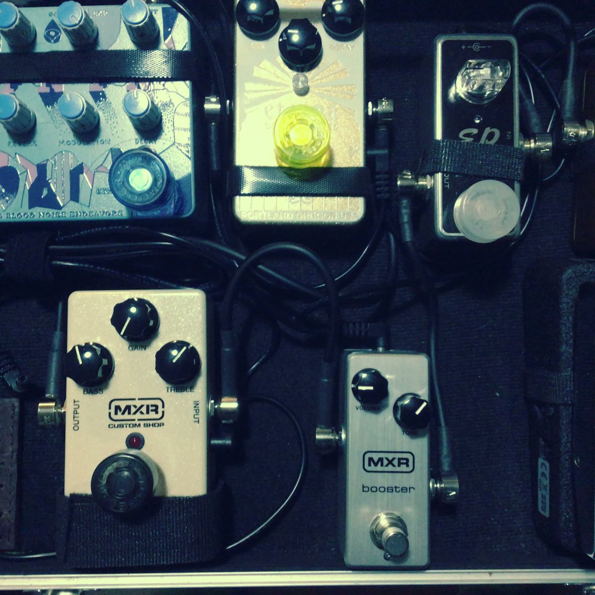 ruki_bear's tweet photo. MXR M293 Booster Miniのテスト

EP Boosterをと比較、Gibsonにはこちらが好き。TONEも絶妙な効き具合。
内部トリムポッド最小、Volume9時、Tone1時半くらいがベスト。
micro amp+はとはTREBLEの周波数/効き具合が、M293とは異なり、カッティング時には両方にONもアリ。

#MXRM293 #MXRmicroamp https://t.co/aJjtOipXgJ