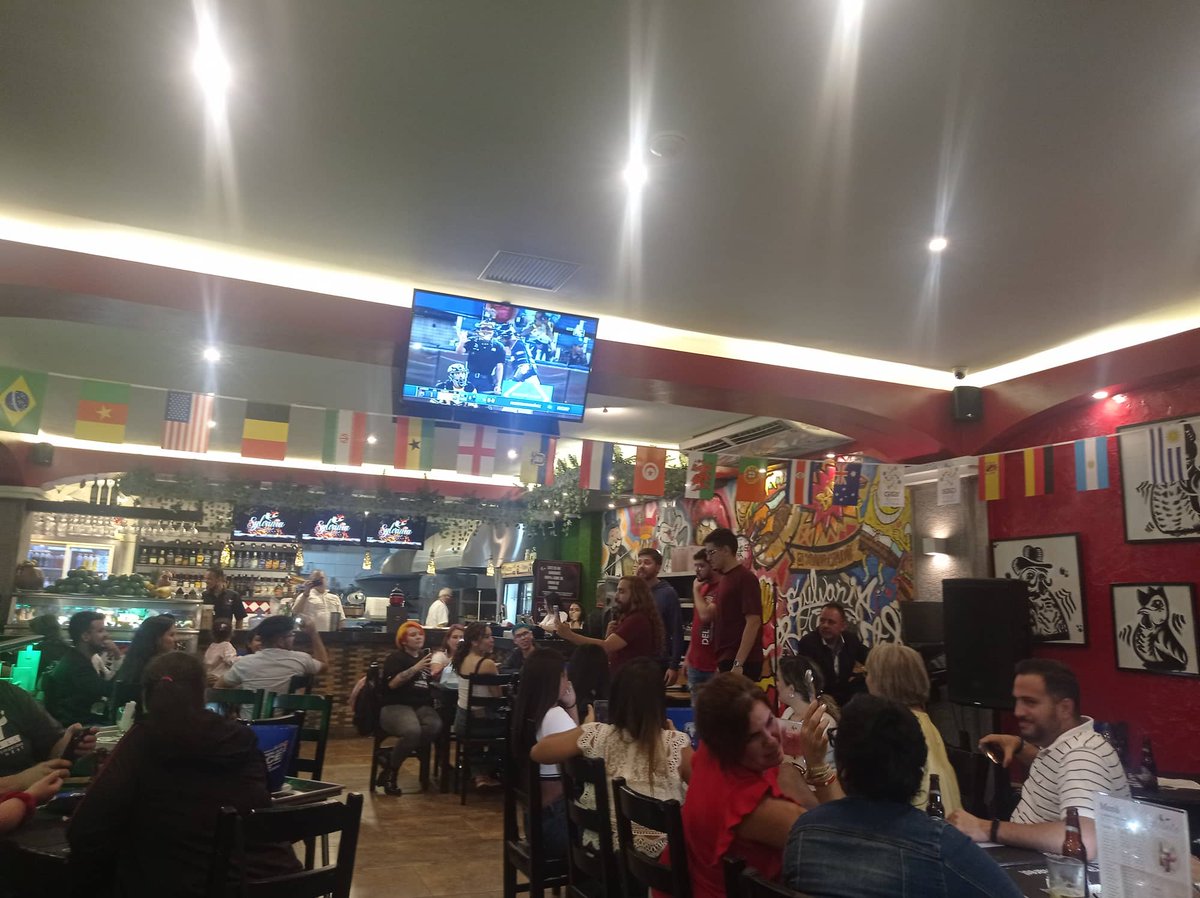 CarlosJRojas13's tweet photo. Noche de escape de la política en #pamela_restaurant y @Sylvaniarest tomándome unas @PolarPilsen junto a mi #moviosa @teran20057 y el hermanazo @bplotnikov,mención especial al rencuentro #labista y #ucvista con @juanelrojoo y su brutal #StandUpComedy¡#Reír es un acto de rebeldía! https://t.co/LPvoQsGcMh