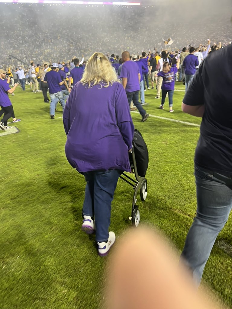 AaronSuttles's tweet photo. A lady with a walker just stormed the field. A damn we walker. https://t.co/CYt8zhV62A